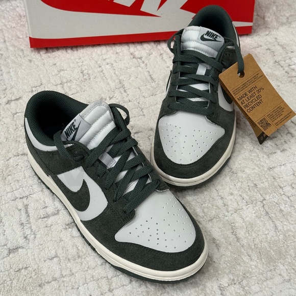 Nike Shoes - Nike dunk low size 8
